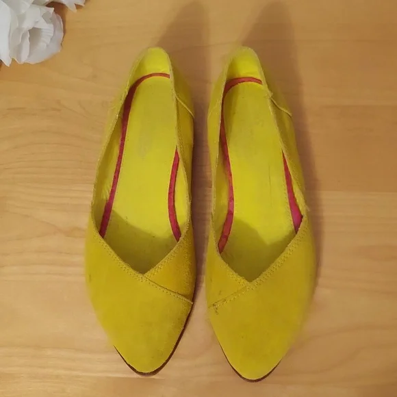 TOMS Shoes Blazing Yellow Women's Jutti Suede Flats Size 7 - Picture 3 of 16